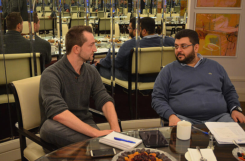 AZ-Reporter Matthias Eicher im Gespräch mit Löwen-Investor Hasan Ismaik.