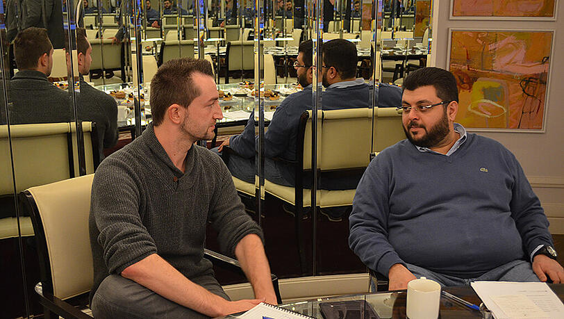 AZ-Reporter Matthias Eicher im Gespräch mit Löwen-Investor Hasan Ismaik. AZ-Reporter Matthias Eicher im Gespräch mit Löwen-Investor Hasan Ismaik.