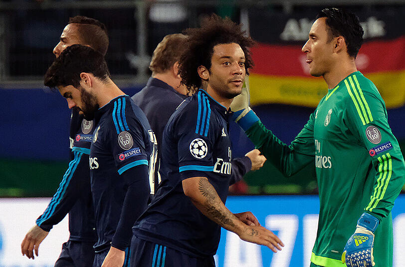 Real Madrids Linksverteidiger Marcelo (m.) machte sich beim Wolfsburger Publikum nicht gerade beliebt.