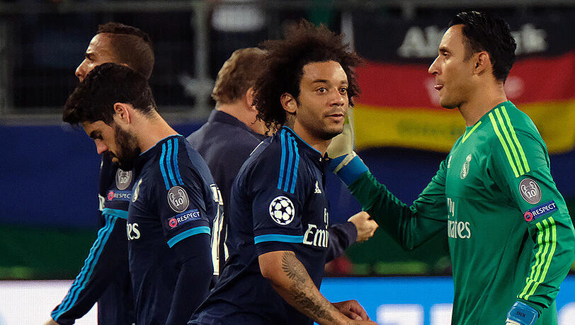 Real Madrids Linksverteidiger Marcelo (m.) machte sich beim Wolfsburger Publikum nicht gerade beliebt.