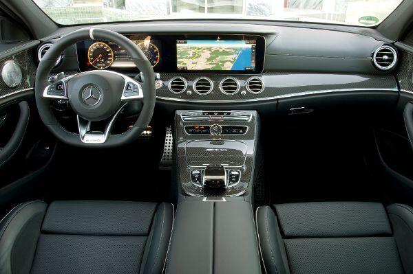 Typisch E-Klasse plus reichlich Carbon-Optik: der Innenraum der stärksten AMG-Variante.