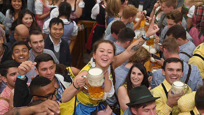 Ausgelassene (Bier-)Seligkeit in den Zelten.
