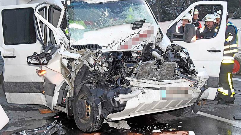 Die Feuerwehr musste den Fahrer aus seinem Führerhaus befreien. Die Bilder vom Unfall auf der A8.