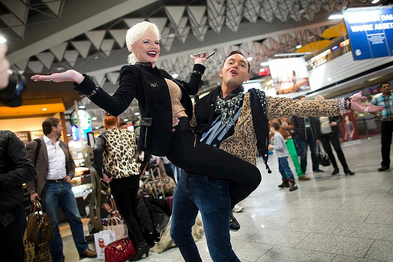 Und Abflug! Die ersten Kandidaten sind in Richtung Australien zum Dschungelcamp unterwegs. Hier gibt's die Bilder vom Frankfurter Flughafen...