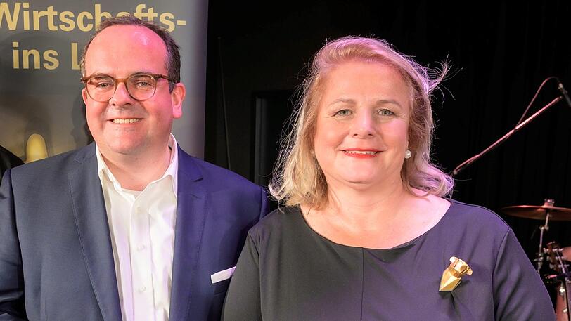 Catrin Graf mit Wirtschaftsreferent Clemens Baumgärtner beim LaMonachia-Preis.