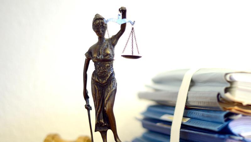 Eine Justitia-Figur steht zwischen einem Holzhammer und einem Aktenstapel. Foto: Volker Hartmann/dpa/Symbolbild Eine Justitia-Figur steht zwischen einem Holzhammer und einem Aktenstapel. Foto: Volker Hartmann/dpa/Symbolbild