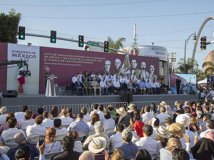 Andres Manuel Lopez Obrador (l), Präsident von Mexiko, spricht auf einer Kundgebung.