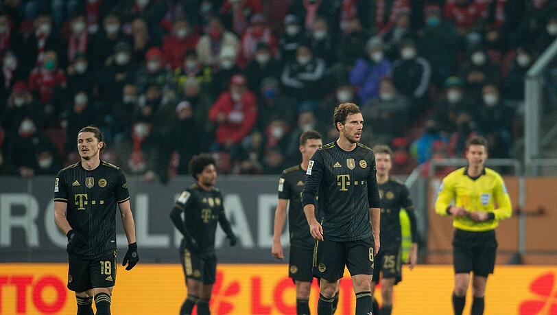 Erleben einen frostigen Freitagabend in Augsburg: Die Spieler des FC Bayern um Marcel Sabitzer (l.) und Leon Goretzka (vorne rechts).
