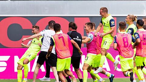 Wenn ein Löwen-Rudel jubelt: Torjäger Meris Skenderovic (l). und seine heranstürmenden Kollegen beim 1:0 in Paderborn gegen Verl.
