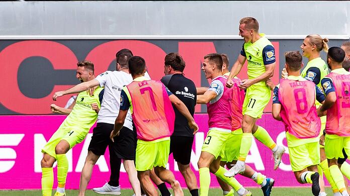 Wenn ein Löwen-Rudel jubelt: Torjäger Meris Skenderovic (l). und seine heranstürmenden Kollegen beim 1:0 in Paderborn gegen Verl.