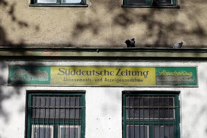 Die Reklame vom alten Schreibwarenladen am Wedekindplatz hängt noch.