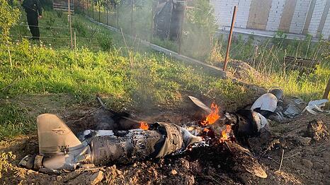 Auf diesem von der Pressestelle der ukrainischen Polizei zur Verfügung gestellten Foto sind nach einem nächtlichen Raketenangriff Mitte Mai in der Region Kiew Bruchstücke einer mutmaßlich russischen Rakete zu sehen, die vom ukrainischen Luftabwehrsystem abgeschossen wurde.