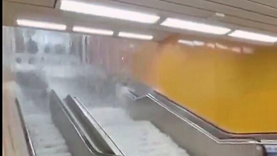 Ein Augenzeugen-Video zeigt die Wassermassen im Südbahnhof. Ein Augenzeugen-Video zeigt die Wassermassen im Südbahnhof.