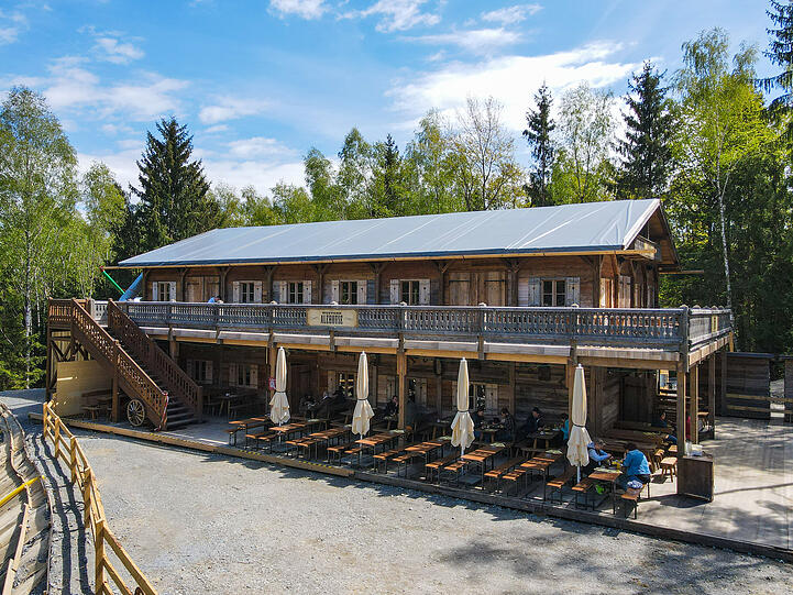 Die Gastro im Stil einer Almhütte.