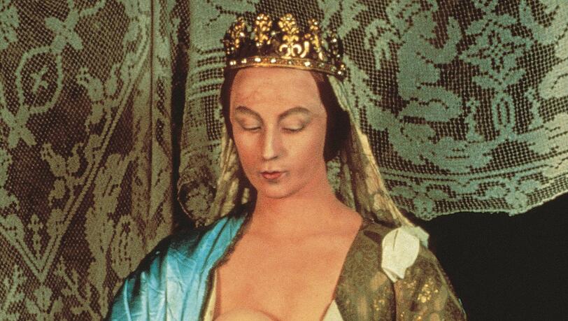 Cindy Sherman hat sich gerne in altmeisterlicher Manier inszeniert - auch als Madonna mit Kind wie 1989 in „Untitled #216“. Cindy Sherman hat sich gerne in altmeisterlicher Manier inszeniert - auch als Madonna mit Kind wie 1989 in „Untitled #216“.