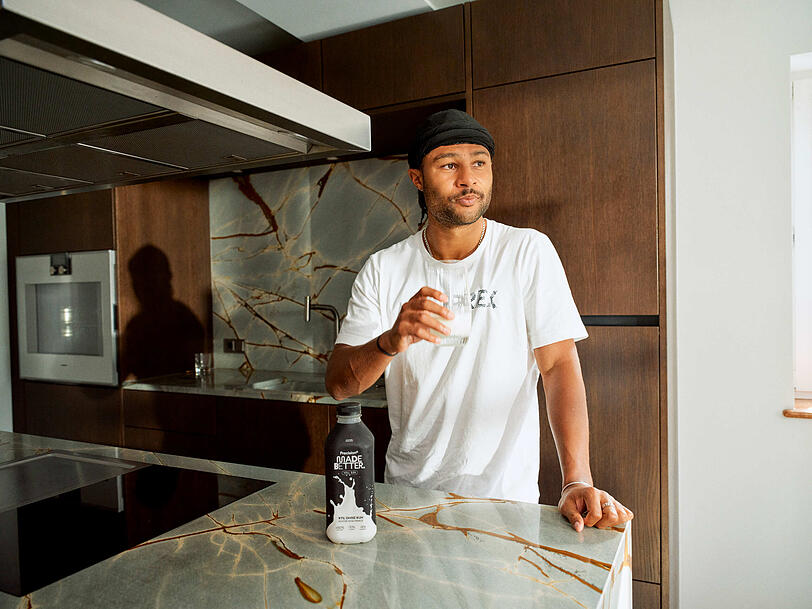 Wirbt wie Kimmich für die Milchalternative "Precision": Serge Gnabry. Wirbt wie Kimmich für die Milchalternative "Precision": Serge Gnabry.