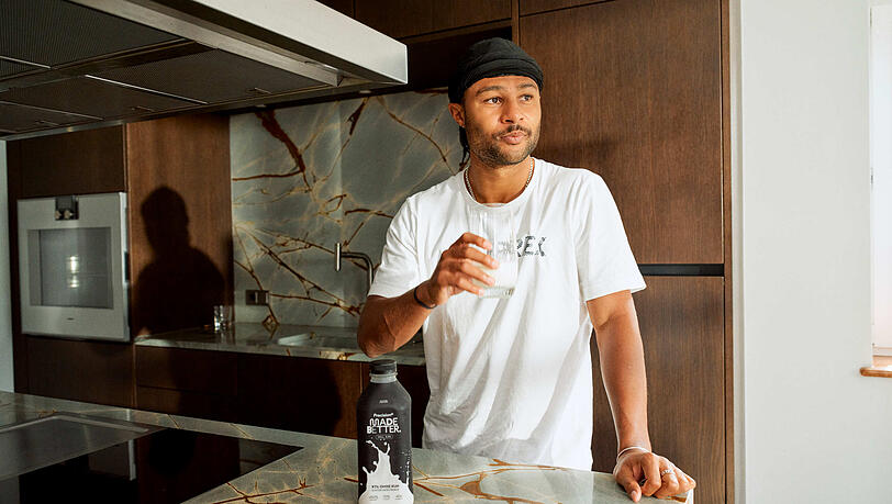 Wirbt wie Kimmich für die Milchalternative "Precision": Serge Gnabry. Wirbt wie Kimmich für die Milchalternative "Precision": Serge Gnabry.