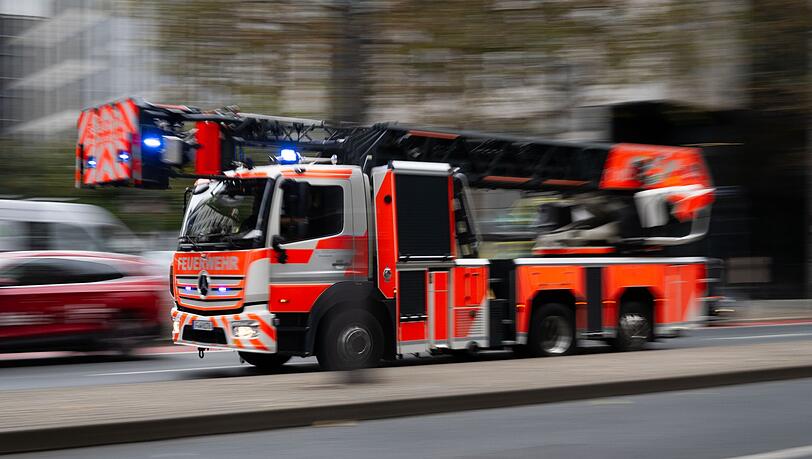 Die Feuerwehr musste mehrere Bewohner mit der Drehleiter aus dem Haus befreien. (Symbolbild) Die Feuerwehr musste mehrere Bewohner mit der Drehleiter aus dem Haus befreien. (Symbolbild)
