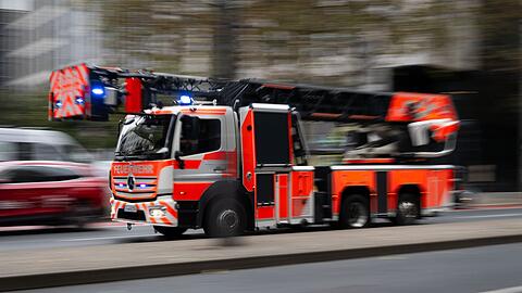 Die Feuerwehr musste mehrere Bewohner mit der Drehleiter aus dem Haus befreien. (Symbolbild)