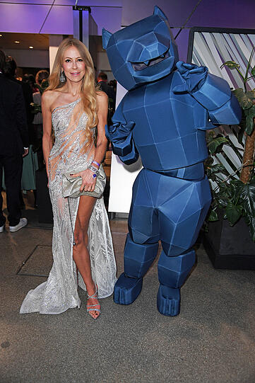 Jenny Elvers posiert mit dem "Blauen Panther".