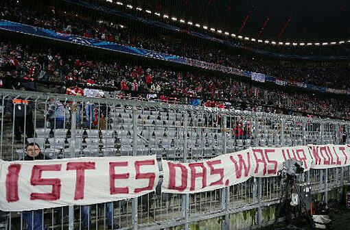 Gähnende Leere in der Südkurve, stattdessen ein Plakat: Einige Bayern-Ultras bleiben wieder dem Spiel fern