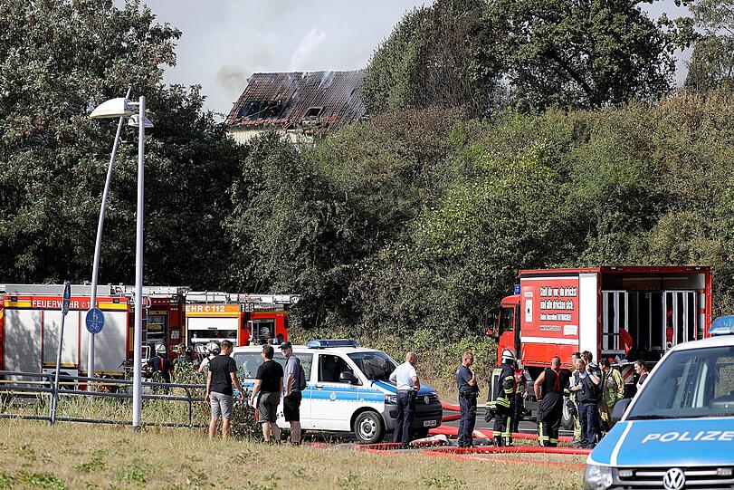 "Es hat mit einem Böschungsbrand angefangen, der hat auf Wohnhäuser übergegriffen", sagte ein Polizeisprecher.