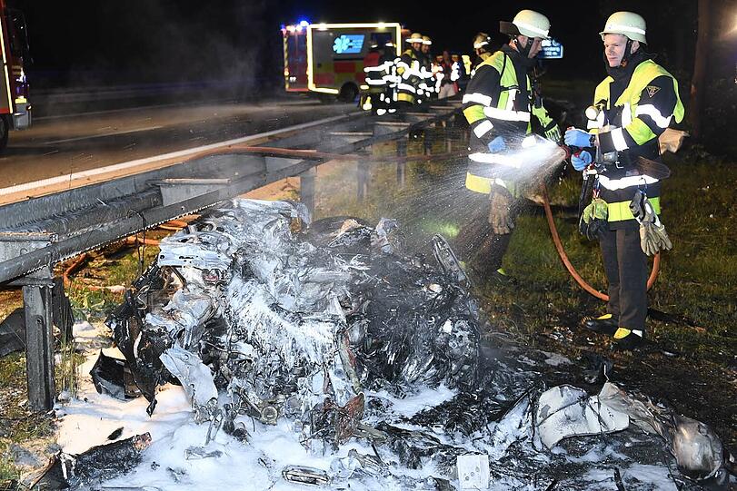 Bei einem schweren Unfall auf der A95 Richtung Garmisch in Höhe des Autobahnkreuzes Starnberg verunglückte ein Sportwagen. Ein Person kam dabei ums Leben, eine weitere wurde schwer verletzt.