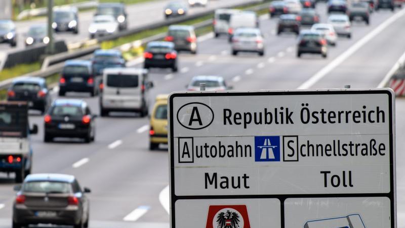 Ein Verkehrsschild weist die geltende Maut auf Schnellstraßen und Autobahnen in Österreich hin. Foto: Matthias Balk/dpa/Archivbild Ein Verkehrsschild weist die geltende Maut auf Schnellstraßen und Autobahnen in Österreich hin. Foto: Matthias Balk/dpa/Archivbild
