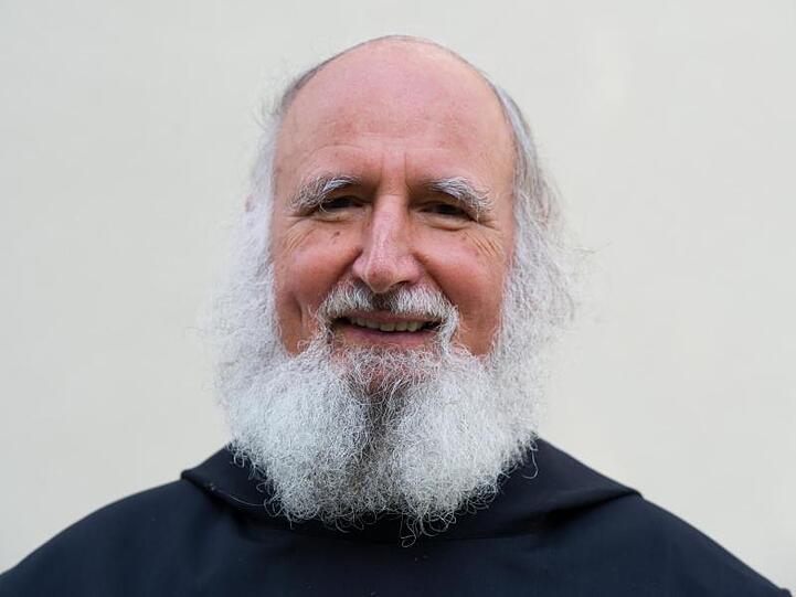 Pater Anselm Grün steht vor einem weißen Hintergrund. Foto: Inga Kjer/dpa/Archivbild