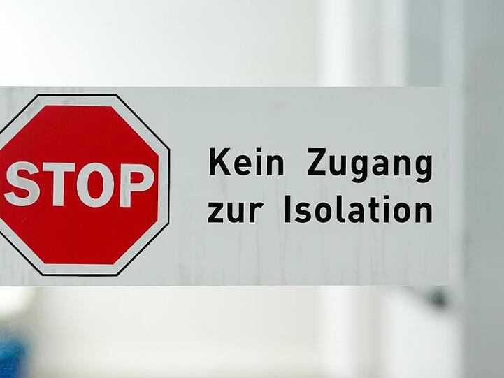 Ein Schild mit der Aufschrift "Kein Zugang zur Isolation" ist auf der Sonderisolierstation im Klinikum Schwabing zu sehen. Foto: Sven Hoppe/dpa/Archiv