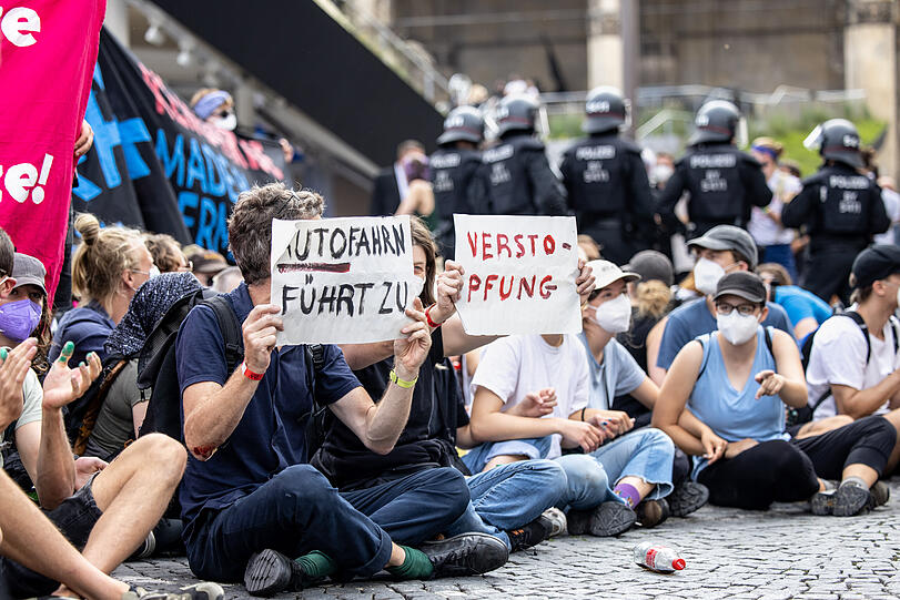 Aktivisten am Mercedes-"Open Space" auf dem Odeonsplatz.