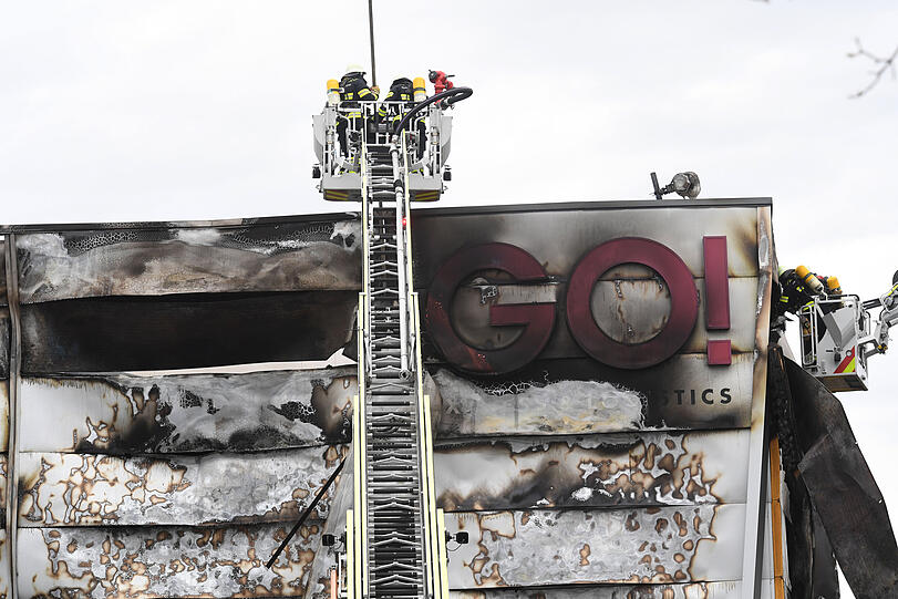 Die Feuerwehr beim Löschen der brennenden Lagerhalle in Freimann.