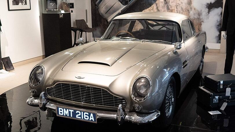 James Bonds Aston Martin wurde für mehr als drei Millionen Euro versteigert.