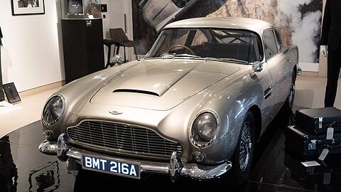 James Bonds Aston Martin wurde für mehr als drei Millionen Euro versteigert.