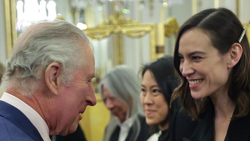 König Charles III. mit Alexa Chung im Buckingham Palast.