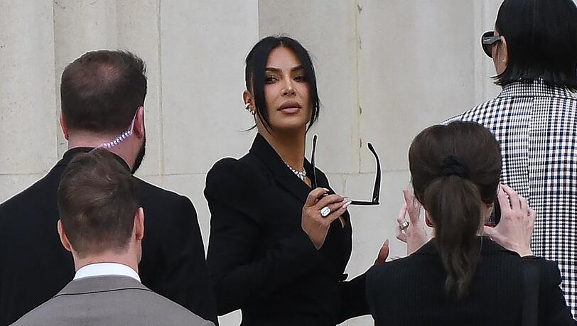 Kim Kardashian hat im Raub-Prozess vor einem Gericht in Paris ausgesagt.