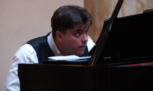 Komponierender Pianist - oder doch umgekehrt? Moritz Eggert gibt die "One Man Band" am Flügel.