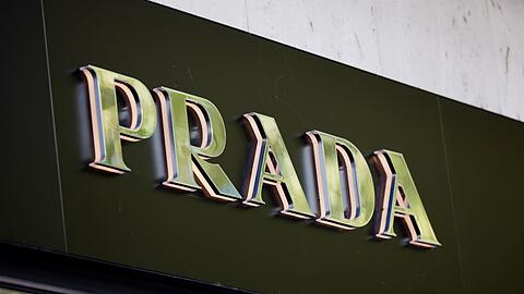 Prada übernimmt den Konkurrenten Versace komplett. (Archivbild) Prada übernimmt den Konkurrenten Versace komplett. (Archivbild)