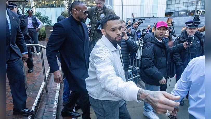 Chris Brown wurde vor Gericht von mehreren Fans begr&uuml;&szlig;t.
