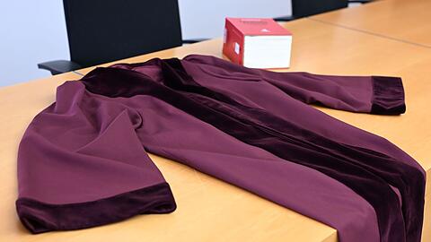 Die Robe zeichnet sich durch den tiefen Rot-Ton und den Samtbesatz an &Auml;rmeln und Kragen aus.