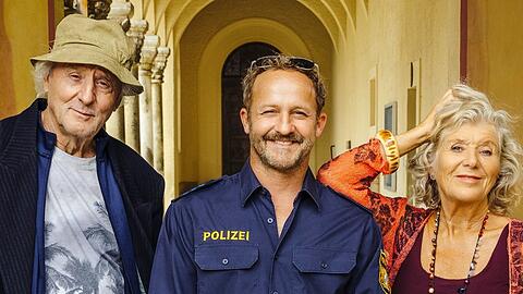 In "Servus Eddie - Sp&auml;tes Gl&uuml;ck" spielte G&uuml;nther Maria Halmer (l.) seine letzte Filmrolle. Als Obdachloser Adam Einmiller war er neben Maximilian Br&uuml;ckner (Eddie) und Jutta Speidel (Maria) zu sehen.