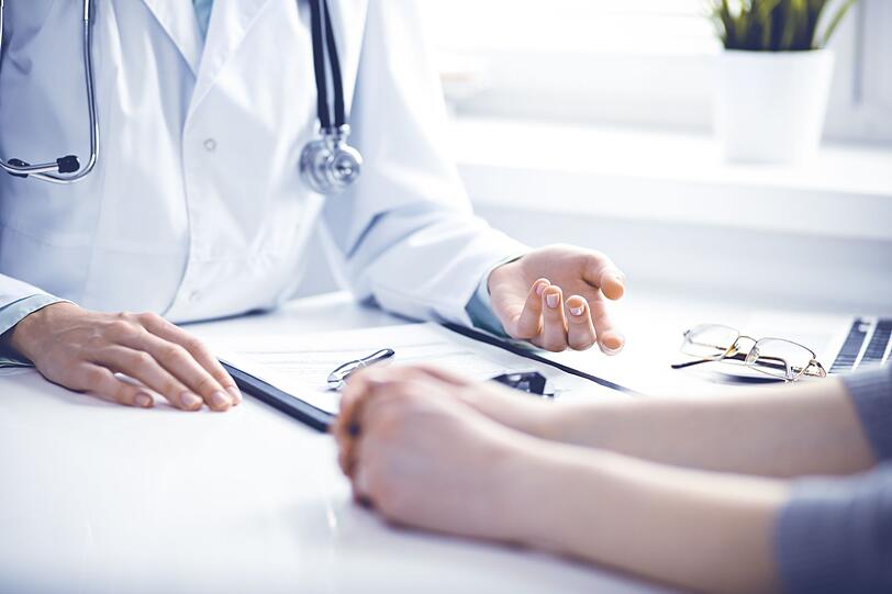 Manchmal kann der Schluckauf auch Symptom einer anderen Erkrankung sein. Vorsicht ist geboten, wenn er sich nicht so leicht abschütteln lässt. Wenn er über viele Stunden oder Tage andauert, immer wieder oder gemeinsam mit anderen Symptomen wie Sodbrennen oder Übelkeit auftritt, sollte ein Arzt zurate gezogen werden. Manchmal kann der Schluckauf auch Symptom einer anderen Erkrankung sein. Vorsicht ist geboten, wenn er sich nicht so leicht abschütteln lässt. Wenn er über viele Stunden oder Tage andauert, immer wieder oder gemeinsam mit anderen Symptomen wie Sodbrennen oder Übelkeit auftritt, sollte ein Arzt zurate gezogen werden.
