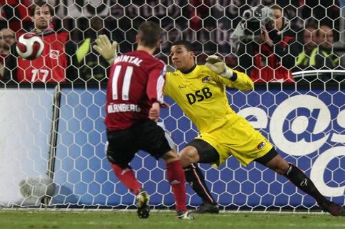 Volltreffer! Marek Mintal trifft gegen Alkmaars Keeper Boy Waterman und freut sich riesig.