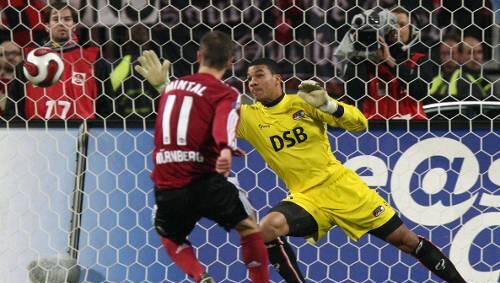 Volltreffer! Marek Mintal trifft gegen Alkmaars Keeper Boy Waterman und freut sich riesig. Volltreffer! Marek Mintal trifft gegen Alkmaars Keeper Boy Waterman und freut sich riesig.