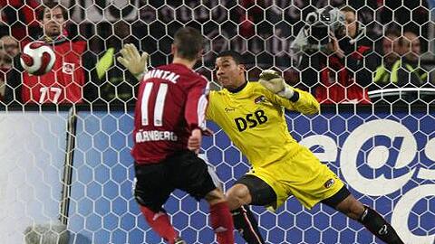Volltreffer! Marek Mintal trifft gegen Alkmaars Keeper Boy Waterman und freut sich riesig.