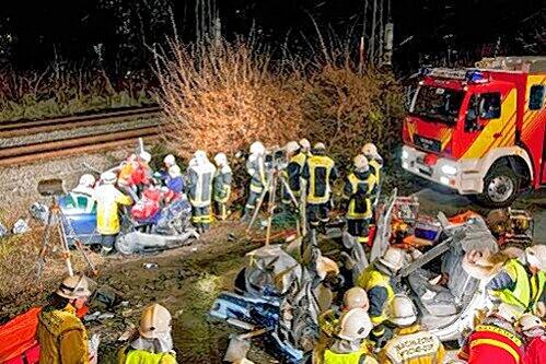 Großeinsatz am Sonntag: Ein Jugendlicher fuhr absichtlich auf die Gegenfahrbahn, wo er mit einem Pkw zusammenstieß. An beiden Wagen entstand Totalschaden.