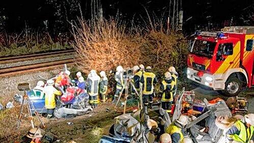 Großeinsatz am Sonntag: Ein Jugendlicher fuhr absichtlich auf die Gegenfahrbahn, wo er mit einem Pkw zusammenstieß. An beiden Wagen entstand Totalschaden. Großeinsatz am Sonntag: Ein Jugendlicher fuhr absichtlich auf die Gegenfahrbahn, wo er mit einem Pkw zusammenstieß. An beiden Wagen entstand Totalschaden.