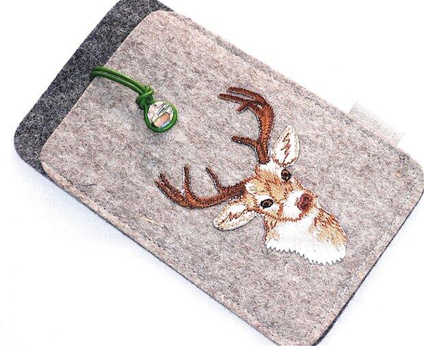 Wie soll man im Wiesn-Trubel seine Spezln finden, wenn nicht mit dem Handy? Diese fesche iPhone-Tasche passt zur Wiesn wie der Obazn zur Breze! Ein Hirschkopf, Herzerl oder Blumen verzieren die Filztasche von FF Diamonds. Zu kaufen bei Ludwig Beck oder Lodenfrey, ab 24,95€.