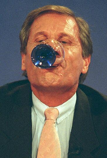 Bei "Wetten, dass..." mussten auch Nachrichtensprecher ran: Uli Wickert gibt am 11.11. 2000 zum besten, wie man ein Glas Rotwein trinkt, ohne es mit den Händen zu berühren.