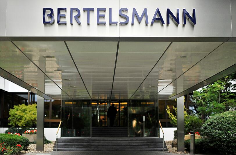 Der Eingang zur Konzernzentrale der Bertelsmann AG in Gütersloh. Foto: Marius Becker
